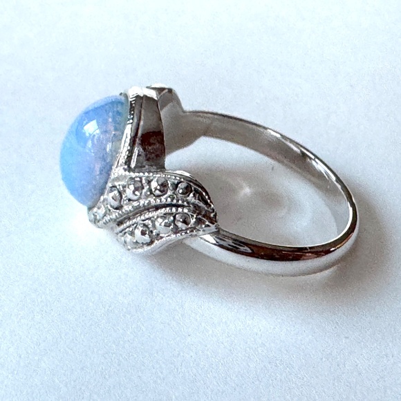 Blue Opalesque Ring Size 7, AVON vintage jewelry - Picture 4 of 9